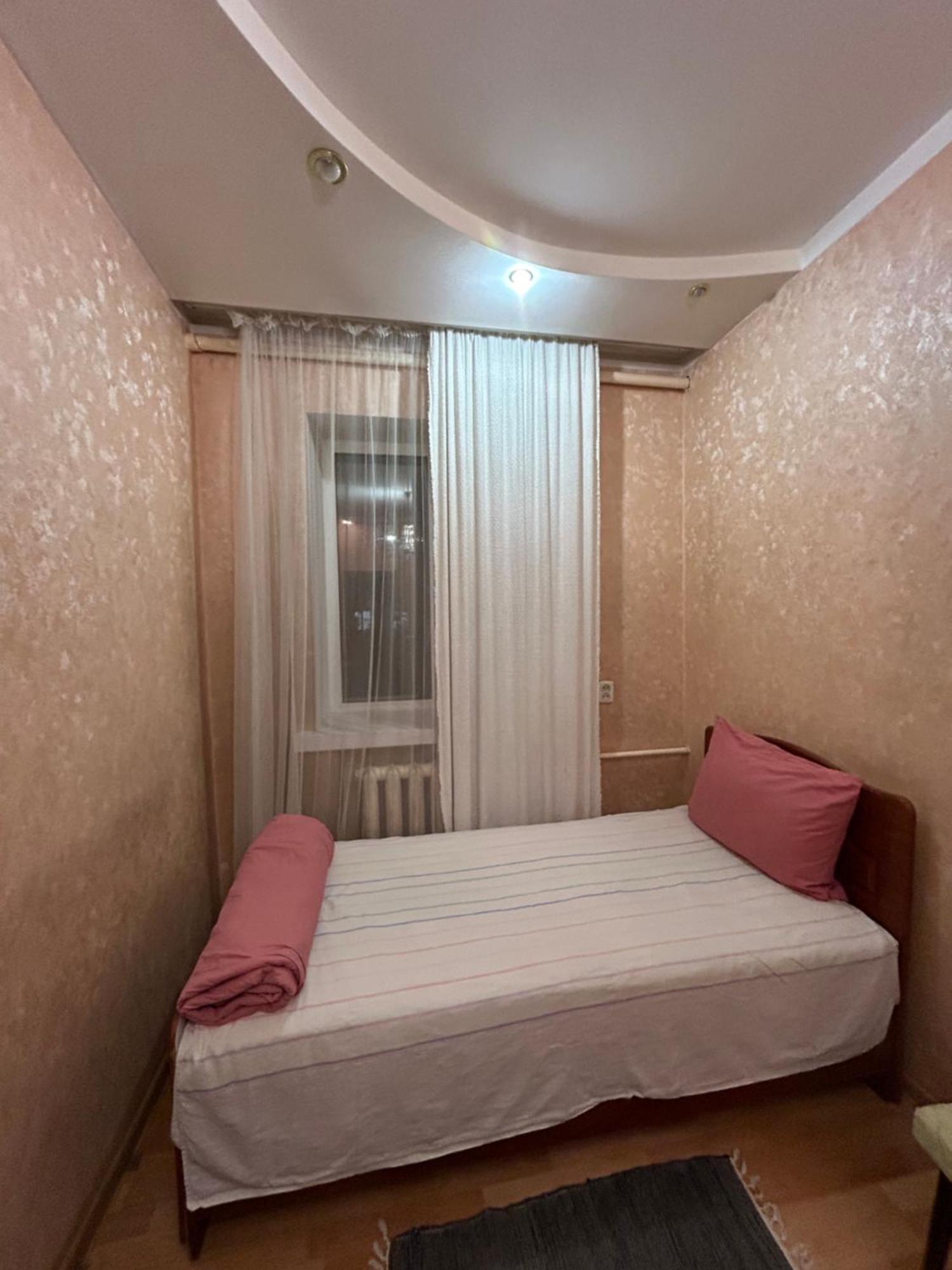 Three Bedroom Stepana Bandery Street Rivne Exterior foto